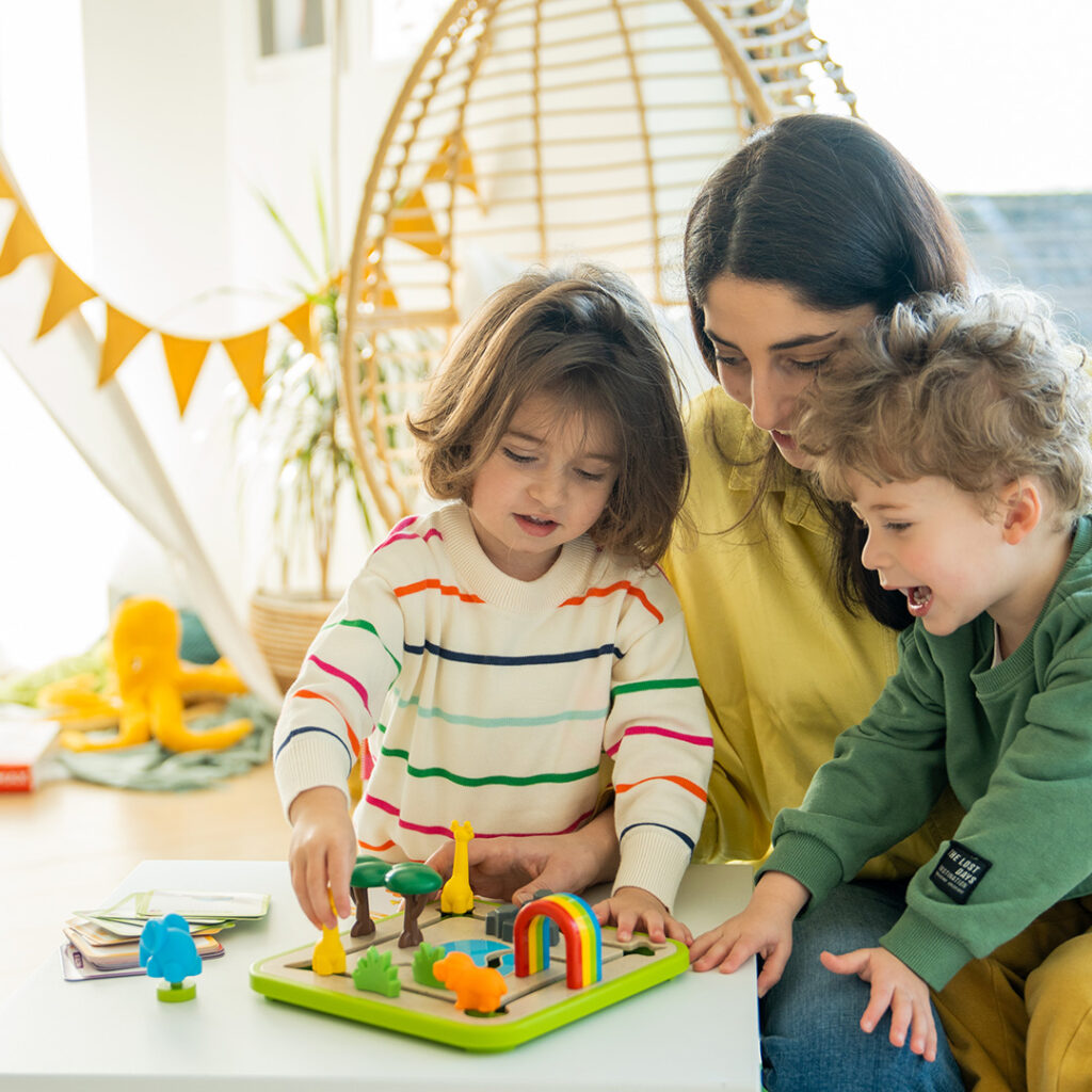 Due bambini si divertono a giocare con Safari Park, uno dei tanti giocattoli per bambini a Spinea che puoi trovare da Il Palloncino Blu, in compagnia della loro mamma